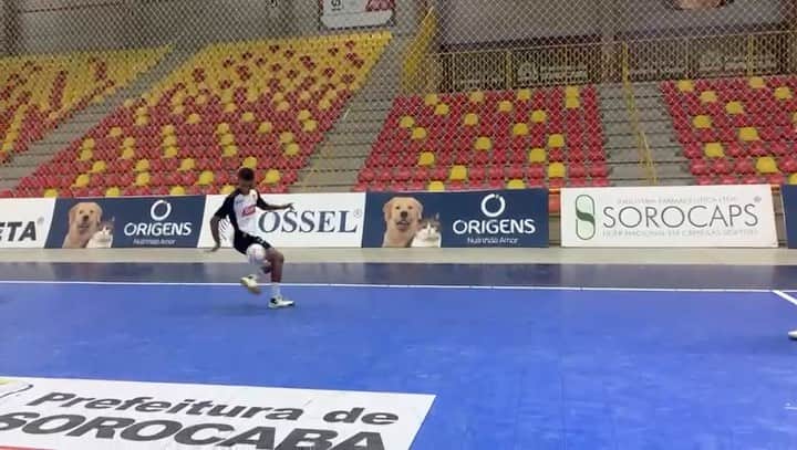 アレッサンドロ・ローザ・ヴィエイラのインスタグラム：「A nova geração @leonardoc98_   A velha geração @falcao12oficial   Brincando de bola ✅😎😀」