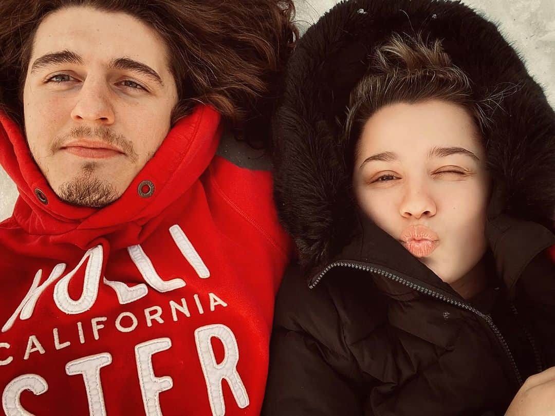 ギャビー・バレットのインスタグラム：「Enjoying the last bit of snow fall - All the sleds were sold out, so we covered a tray w/ a trash bag and improvised. It worked 😂❄️」