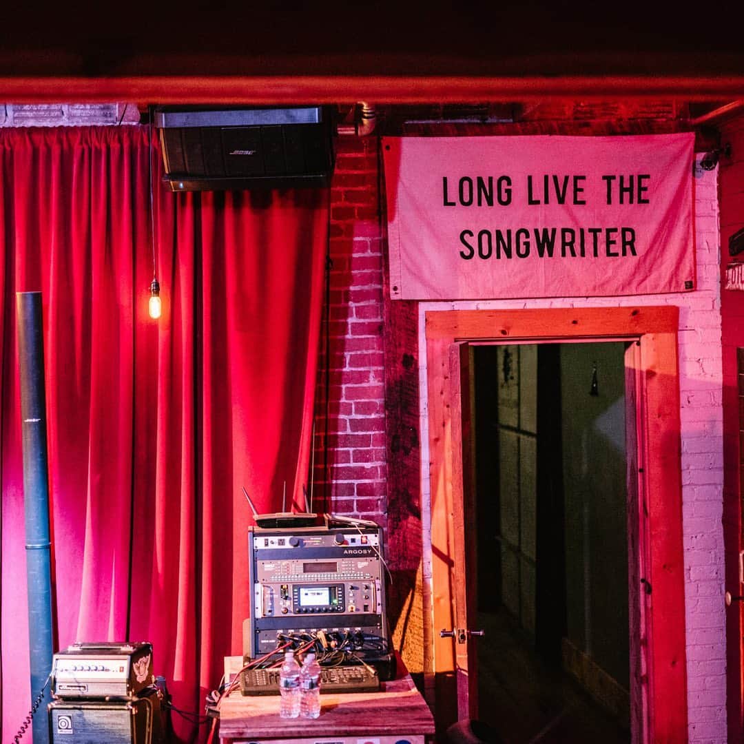 オボズのインスタグラム：「Long Live The Songwriter 🎶  We can’t wait to get back to @livefromthedivide in person, but in the meantime, we can jam out to awesome artists like @emilyscottrobinson on the podcast 🎧   Check out all of the @livefromthedivide Americana artists and shows through the link in our bio.  #livefromthedivide #bozeman #montana #truetothetrail #obozfootwear #sponsor #partner #livemusic #americana #adventure #livemusic #music #guitar #songwriter #podcast #publicradio #hikingculture」