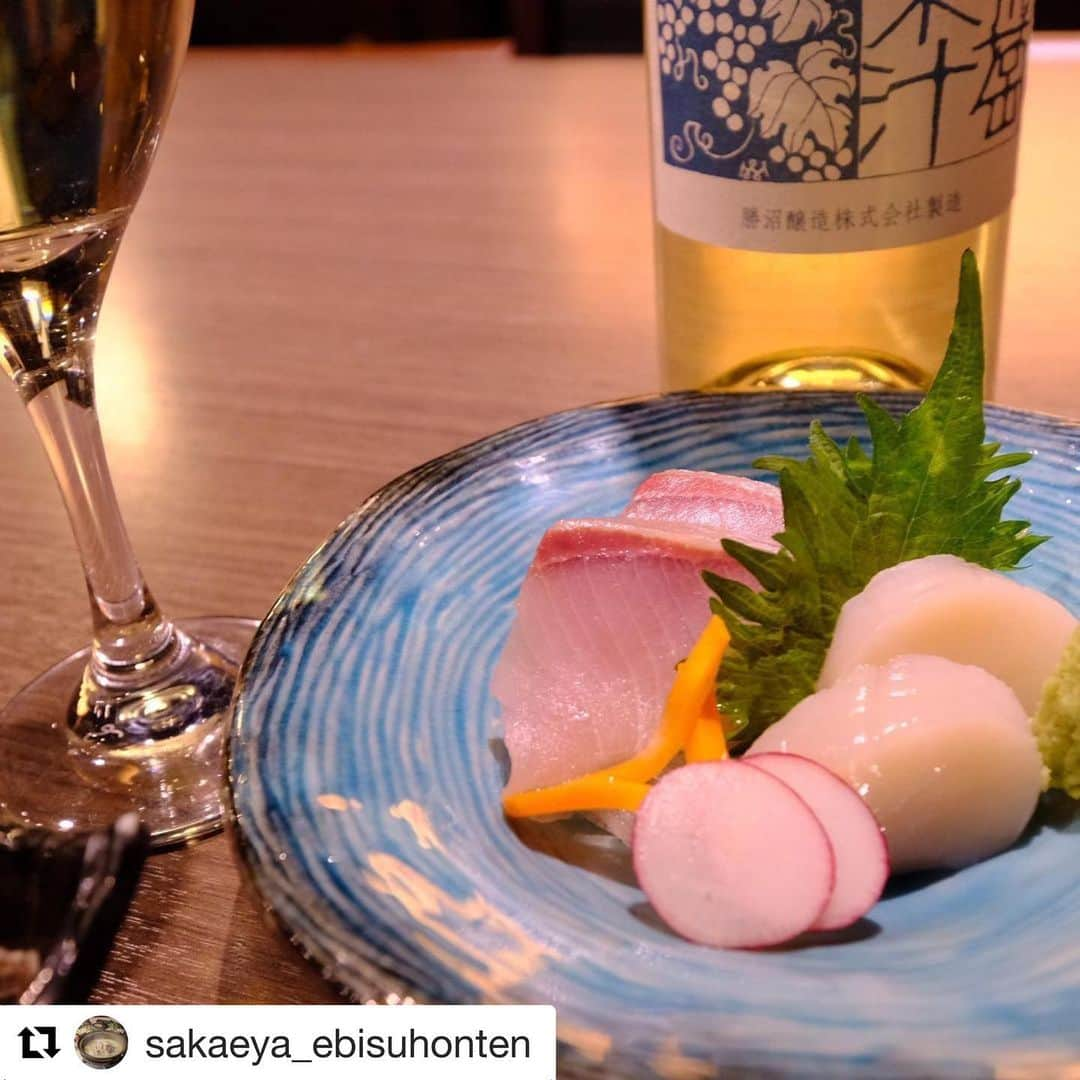 さかえや　高田馬場のインスタグラム：「#Repost @sakaeya_ebisuhonten with @get_repost ・・・ さかえや恵比寿本店は本日も営業しております。  ※画像は炭火焼き三種盛り合わせ  ランチ　11:30〜14:30 ディナー16:00〜20:00  感染症対策の徹底、お客様の安心安全を最大限に注意し営業しております。  安心してお食事出来る個室も多数御座います。  短い時間ですがご来店いただいたお客様に、 美味しい料理と寛いでいただける空間とサービスをご用意しております。  テイクアウトアウトメニューデリバリーメニューのサービスもご用意しており、お客様のご要望にお応え出来るサービスをご提供ご提供致しております。  是非さかえや恵比寿本店のご利用心よりお待ちしております。  #恵比寿　#恵比寿グルメ　#さかえや　#水炊き　#鍋　#東京グルメ　#テイクアウト　#テイクアウトグルメ #テイクアウトランチ  #恵比寿ランチ　#恵比寿ディナー  #美味しいもの好きな人と繋がりたい #美味しいお店　#グルメ好きな人と繋がりたい #グルメスタグラム #グルメ女子 #グルメ部 #グルメスタグラム #ワイン　#日本酒　#食べ歩き #食べるの好きな人と繋がりたい」