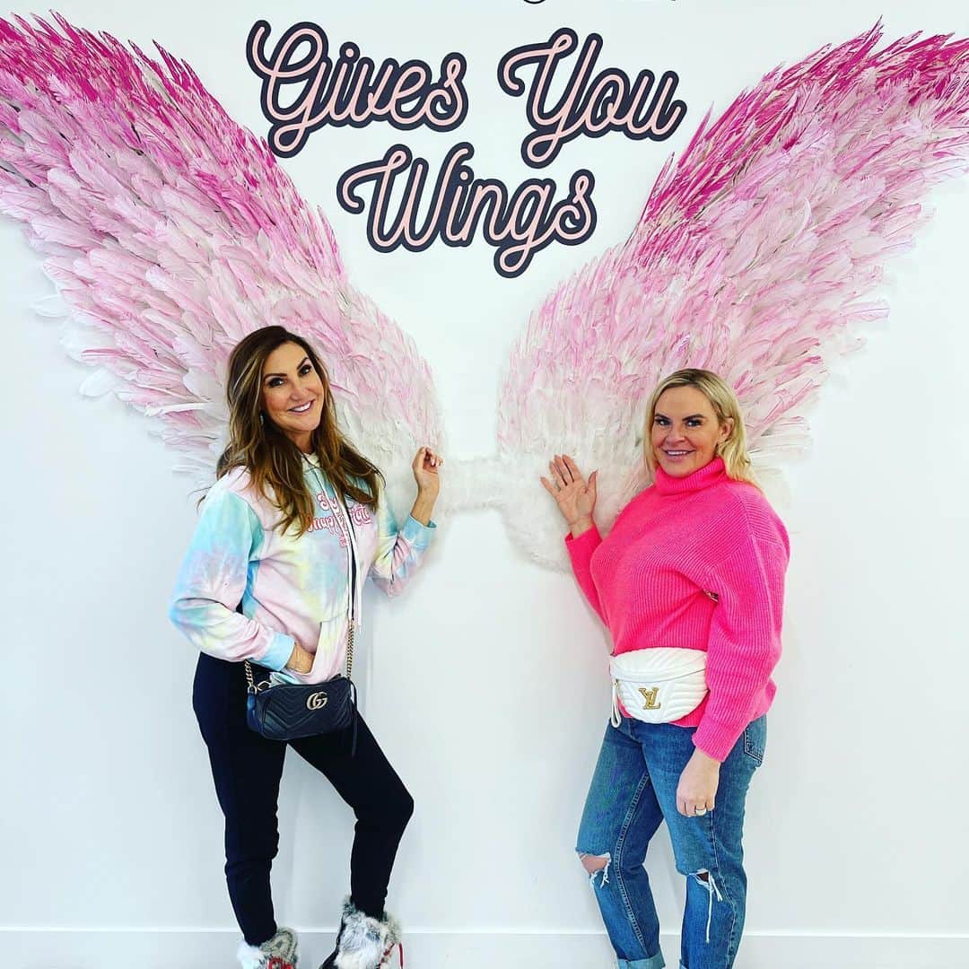 ヘザー・マクドナルドのインスタグラム：「Two Heather’s on winged feathers! I got a hydro facial and FaceTimed with @whitney rose aka #badwheather @beauty.lab.laser and I got #juicyscoop from @heathergay Best day ever and my skin looks amazing! #rhslc #saltlakecity #bravotv #beauty #facialtreatment」
