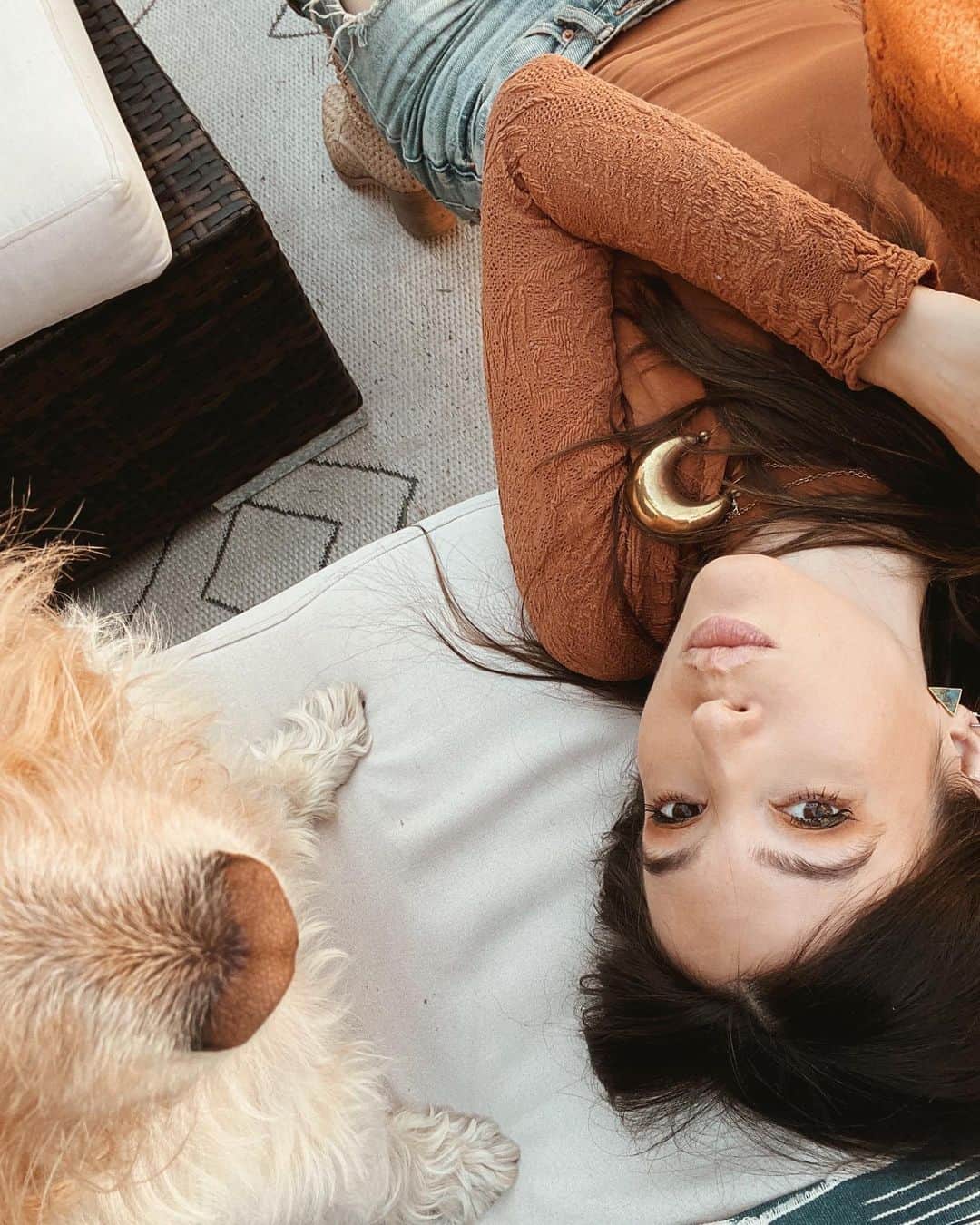 ケイト・ボイージェルのインスタグラム：「Mid-Monday backyard break with the 🐶 Thank you all so so much for the love for my “This Is Home” music video! It’s been a longgg time since I’ve put out a music video and it’s SO cool to see all of your awesome messages and comments. Thank you all so much for being the reason that I get to make fun creative things like music videos! In case you missed it, the link is in my bio to watch 🎥 🎶 Happy Monday! .  https://youtu.be/v5_K8rGf-wA」