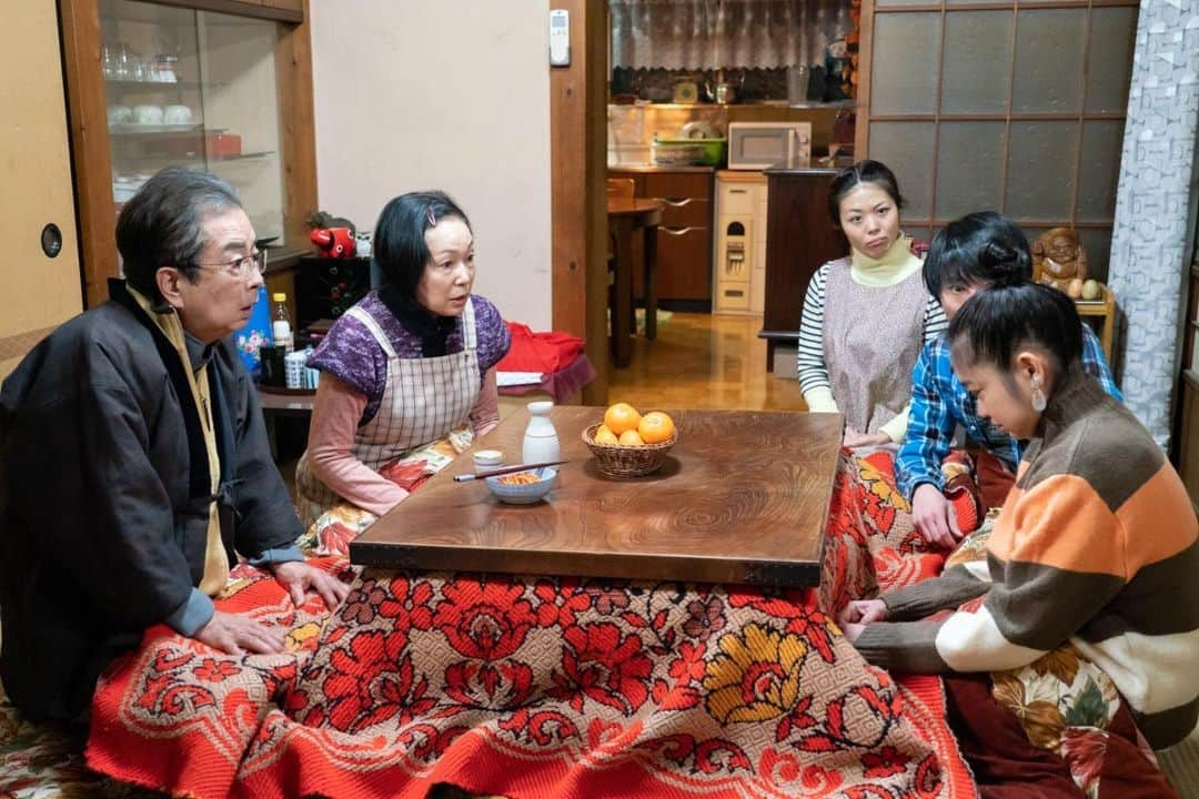 東海テレビ「いつかこの雨がやむ日まで」さんのインスタグラム写真 - (東海テレビ「いつかこの雨がやむ日まで」Instagram)「👠第7話配信中〜👠  笛吹家の家族会議❗️とってもリアルでしたね。 お母さん、ジャックと豆の木じゃなくて、ジャックアンドローズですよ😂  #その女ジルバ #TVerとFODで配信中  fod-sp.fujitv.co.jp/s/genre/drama/…」2月23日 8時38分 - dodra_tokaitv