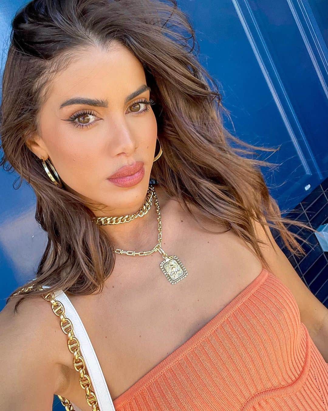 Camila Coelhoのインスタグラム：「Who else is ready to show off their spring style?🧡 Love layering my @quayaustralia jewelry pieces together✨ #findyourquays #ad #selfie ———- Segunda no clima de primavera! 🌼」