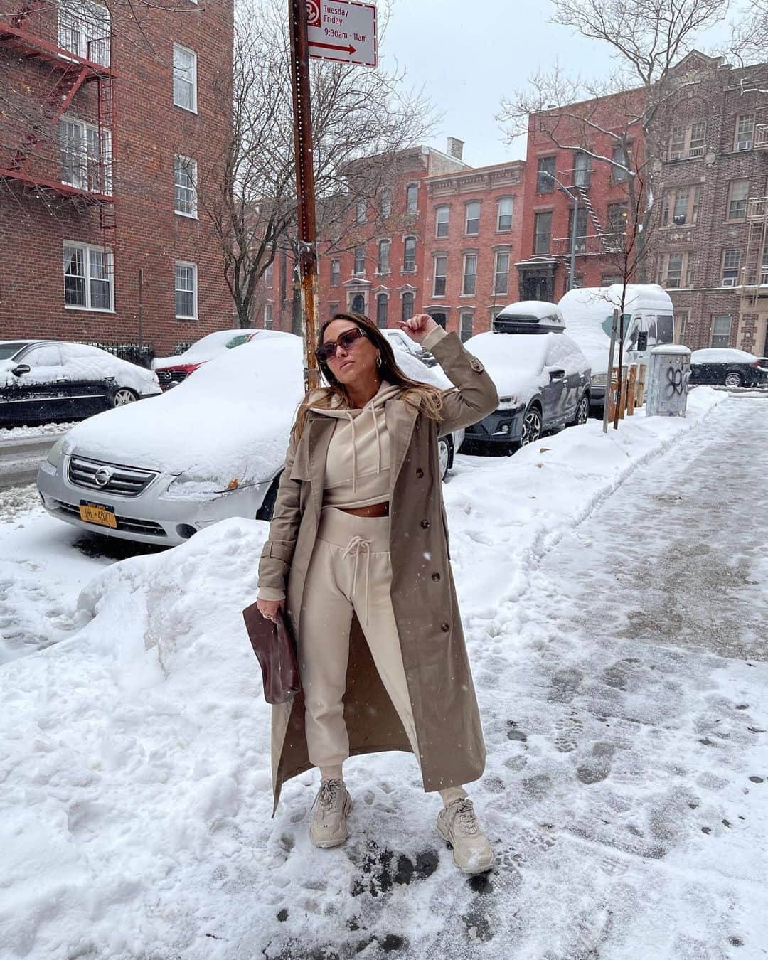 エイドリアン・バイロンさんのインスタグラム写真 - (エイドリアン・バイロンInstagram)「a visual diary 📔 s w i p e  of my happiness when it snows in nyc lol. i forgot how much i missed the seasons. what’s your favorite season? besos Xx 📷 @israelhoughton」2月23日 8時45分 - adriennebailon