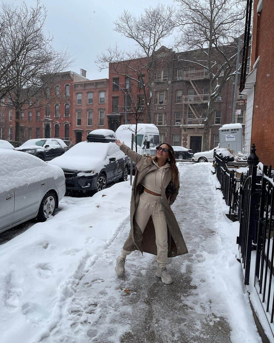 エイドリアン・バイロンさんのインスタグラム写真 - (エイドリアン・バイロンInstagram)「a visual diary 📔 s w i p e  of my happiness when it snows in nyc lol. i forgot how much i missed the seasons. what’s your favorite season? besos Xx 📷 @israelhoughton」2月23日 8時45分 - adriennebailon