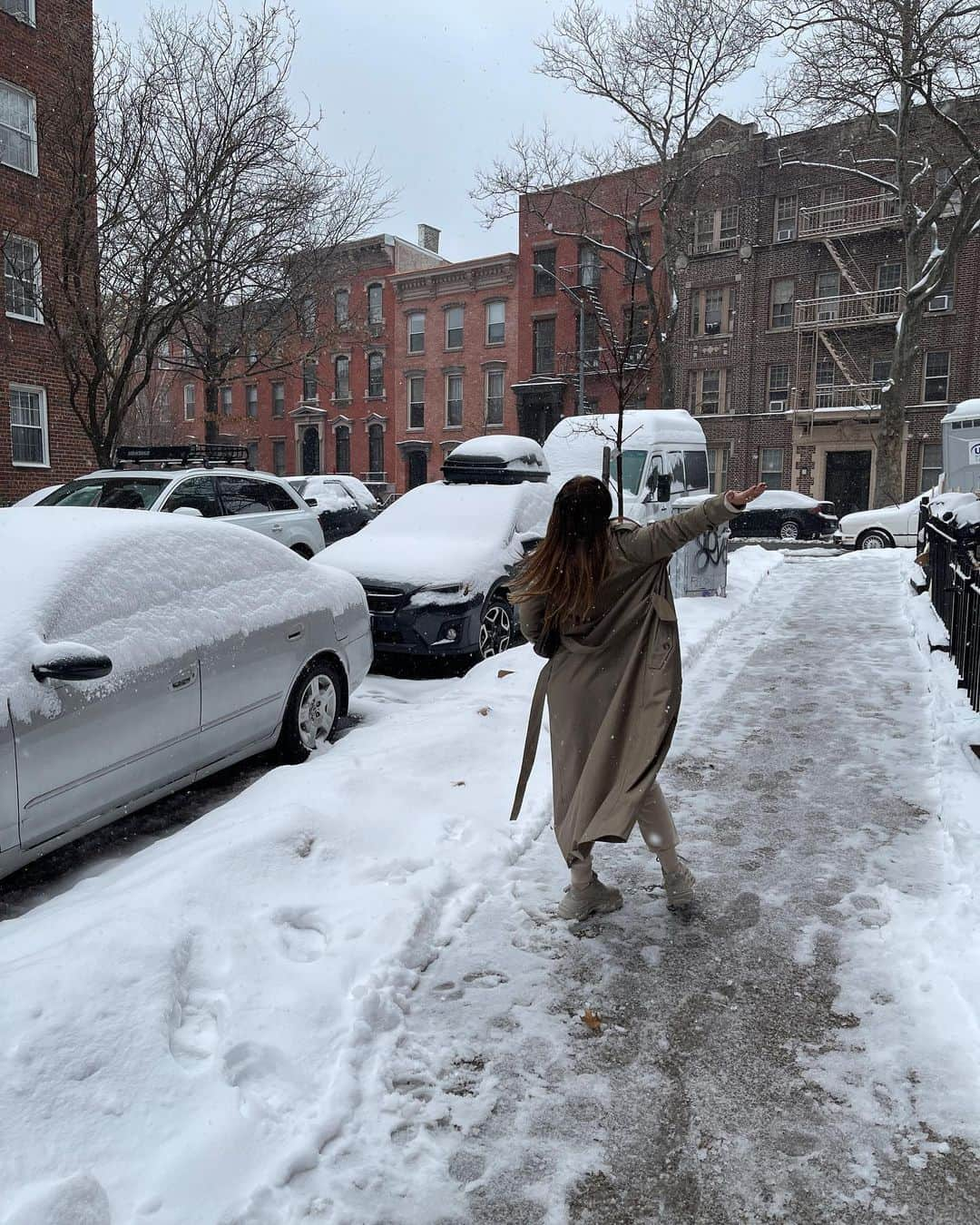 エイドリアン・バイロンさんのインスタグラム写真 - (エイドリアン・バイロンInstagram)「a visual diary 📔 s w i p e  of my happiness when it snows in nyc lol. i forgot how much i missed the seasons. what’s your favorite season? besos Xx 📷 @israelhoughton」2月23日 8時45分 - adriennebailon