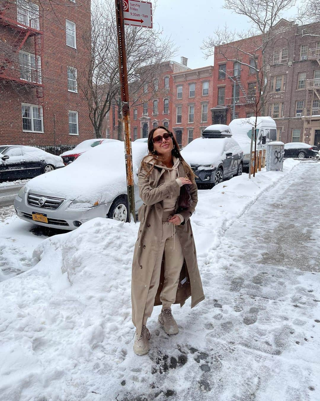 エイドリアン・バイロンさんのインスタグラム写真 - (エイドリアン・バイロンInstagram)「a visual diary 📔 s w i p e  of my happiness when it snows in nyc lol. i forgot how much i missed the seasons. what’s your favorite season? besos Xx 📷 @israelhoughton」2月23日 8時45分 - adriennebailon