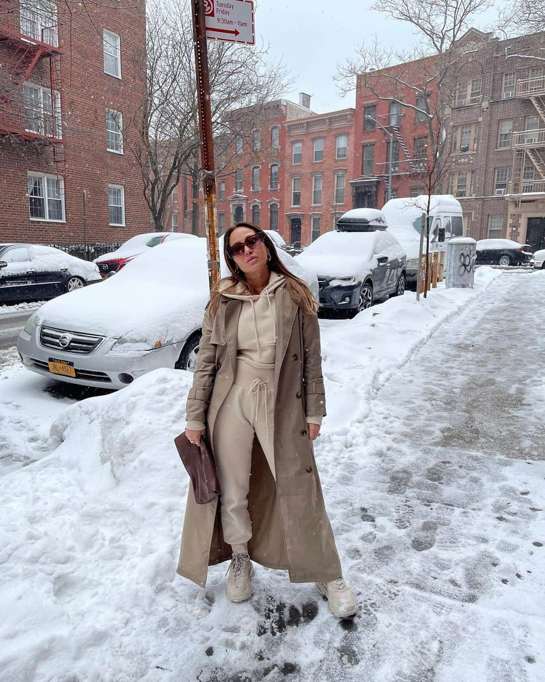 エイドリアン・バイロンさんのインスタグラム写真 - (エイドリアン・バイロンInstagram)「a visual diary 📔 s w i p e  of my happiness when it snows in nyc lol. i forgot how much i missed the seasons. what’s your favorite season? besos Xx 📷 @israelhoughton」2月23日 8時45分 - adriennebailon