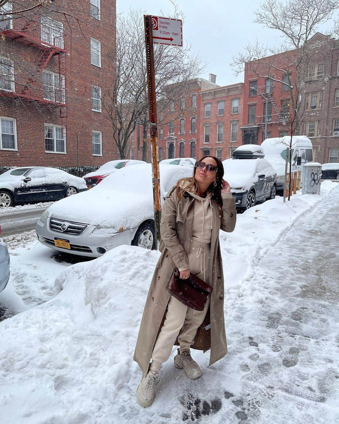 エイドリアン・バイロンさんのインスタグラム写真 - (エイドリアン・バイロンInstagram)「a visual diary 📔 s w i p e  of my happiness when it snows in nyc lol. i forgot how much i missed the seasons. what’s your favorite season? besos Xx 📷 @israelhoughton」2月23日 8時45分 - adriennebailon