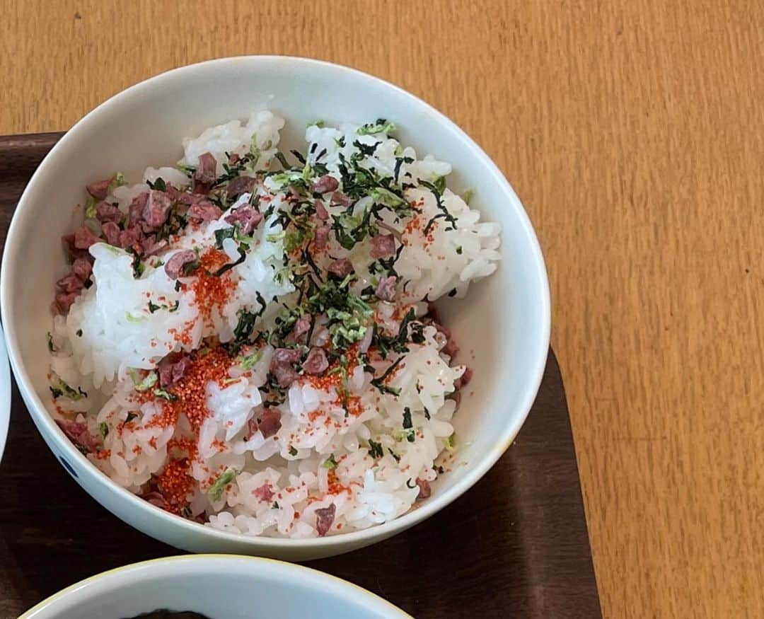 水谷千重子さんのインスタグラム写真 - (水谷千重子Instagram)「おはよう御座いました✌️ 朝ご飯たべますわ😋 メニューはじっと見なくていいですわよ😅 あかりうめこひろしをジョインさせました🤣🤣🤣 そして愛媛の柑橘最高に美味しい クィーンスプラッシュ🍊 贅沢に１つまるごと頂きます🙇‍♀️ #クィーンスプラッシュ #朝ごはん #切らない卵焼き #ジョイン #松山揚げ」2月23日 8時47分 - mizutanichieko