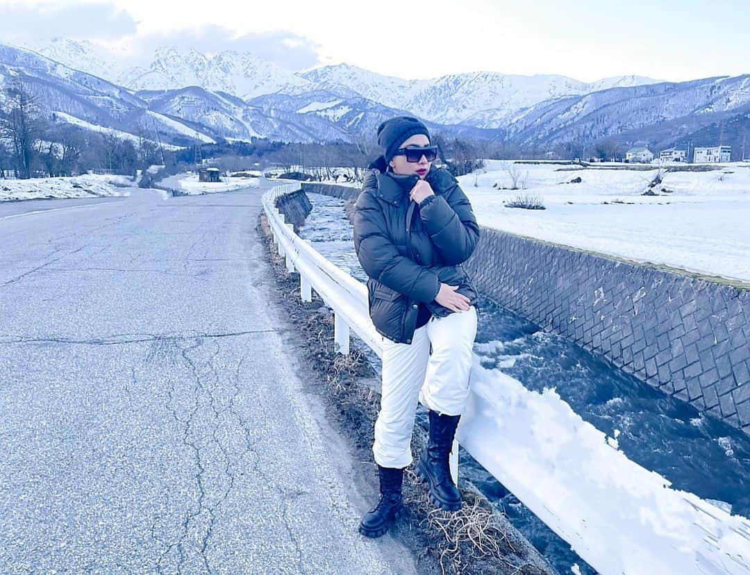 Syahriniのインスタグラム：「• We Are Blessed By ALLAH SWT In So Many Ways, Always Remember That And Be Grateful !  __________________𝓢𝓨𝓡________________  #PrincesSyahrini #Winter_February2021 #WinterWonderland」