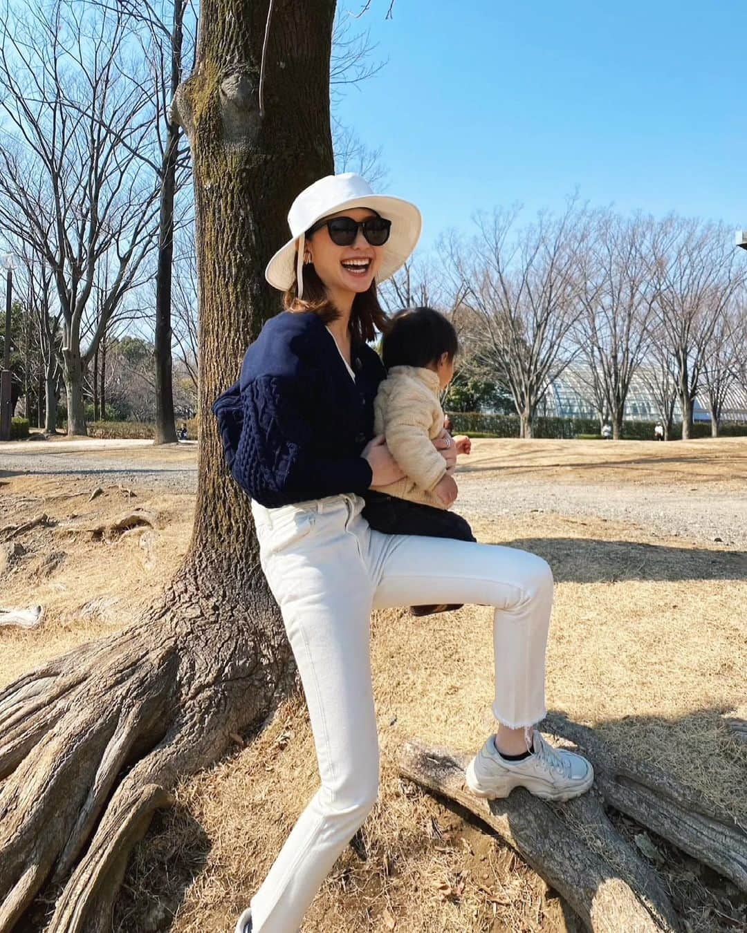ikeda chizuruのインスタグラム：「昨日のコーデ詳細✌️✌️﻿ ﻿ 子連れやと、ちゃんとコーデ写真﻿ とか撮れへんよな〜〜🤣﻿ ﻿ ママインスタグラマーさん達﻿ ほんまに尊敬する🥺✨✨✨✨﻿ ﻿ そんな私の公園コーデ👇﻿ knit @mercuryduo_com﻿ pants #staninglure  hat @ca4la_official #CA4LA﻿ shoeses @puma  ﻿ 今年は麦わら帽子やめて﻿ シャカシャカ帽子にしよ〜って﻿ 思って買ったハットが﻿ 公園に丁度よかった◎﻿ 夏、水着に合わせたい👙♡﻿ ﻿ 短めニットは脚長に見えるから﻿ スニーカー合わせとかの時👌👌﻿ ﻿ —————————————————﻿ ニットの詳細は @mercuryduo_chizuru ﻿ TOPのURLからチェックしてね✔ ✔」