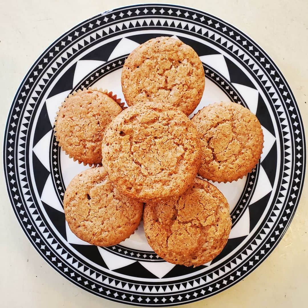 ガソリングラマーさんのインスタグラム写真 - (ガソリングラマーInstagram)「PLANT BASED CARDAMOM MAWA CUPCAKES #GASOLINEKITCHEN 🧈🧁🌿🥥 @maryjanesfarm organic unbleached vegan white flour  @wholesomesweet #organic #canesugar @vitacost baking soda + baking powder  @oatly #oatmilk @miyokoscreamery #oatmilk #butter #VEGANBUTTER @butterflysuperfood #rosemary #nutbutter @mountainroseherbs #cardamom @nielsenmassey #madagascar #vanilla @harmlessharvest vanilla #coconutyogurt #vegan #veganfood #whatveganseat #plantbased #vegetarian #VEGANGOOD #vegansofig #veganfoodie #foodie #plantbased #plantbasedfood #plantbasedfoodie @gasolineglamour #gasolineglamour  @gtfoitsvegan  #gtfoitsvegan #mawacake #vegancupcakes #veganmawacake #vegandessert  @caskatatableware #fez dinner plate @ifyoucare_usa large cupcake liners RECIPE VIA @holycowvegan   Eggless Mawa Cake- a tea time cake made with mawa (milk solids) and flavored with cardamom and saffron and nuts. This is a popular cake from Irani/Parsi cafe and bakeries in India.」2月23日 8時53分 - gasolineglamour