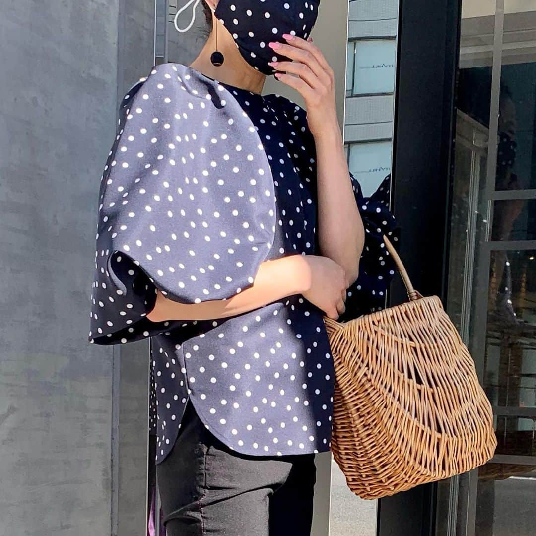 Tsuru by Mariko Oikawaのインスタグラム：「New arrival!  ネイビードットが華やかで甘すぎず、袖のボリューム感でシルエットにメリハリをつけて♪ コートの中は春気分でスタイリングを楽しみたい◎  Maya/NAVY DOTS ¥19,000+tax  Shacleton ¥12,000+tax  #tsuru #tsurubymarikooikawa #2021ss」