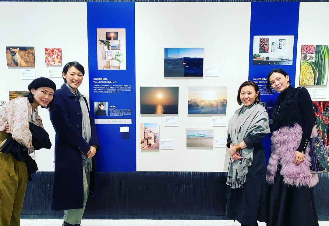 大島央照さんのインスタグラム写真 - (大島央照Instagram)「先日、写真展示中のフジフィルムスクエアへ、京ちゃんと @miyakomiyazaki いってきました✨😊展示場所にいくと、写真に見入る一人の女性がおられて、嬉しく思っていた、その方は、かなり前から知っている友人で、10年以上ぶりに会えて来てくれて嬉しかったです✨  今回の展示は数点ですが、ほかの写真家さんの写真も楽しんでいただける機会。別スペースでは、たまたまキューバの写真展や、3月11日東日本大震災富士フイルム写真救済プロジェクト 「私たちがやってきたこと。そして、わかったこと。」の写真展示、カメラの展示etc..写真を知っていただける空間で楽しんでいただけるかと思います。  次回は2月27日13時ー14時在廊予定です。  ミッドタウンに来られた際は、ぜひお立ち寄りください✨  展示写真は全てご購入できまして、3月11日までsale価格でご購入できます。お部屋に飾っていただけると嬉しいです。  では、ステキな祝日に😊  #fujifilm #フジフィルムスクエア #walldecor  #写真 #photo  #photographer #写真を飾る #photograph #風景写真」2月23日 8時54分 - chiakioshima