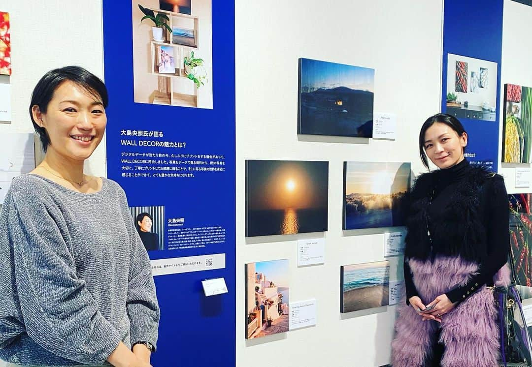 大島央照さんのインスタグラム写真 - (大島央照Instagram)「先日、写真展示中のフジフィルムスクエアへ、京ちゃんと @miyakomiyazaki いってきました✨😊展示場所にいくと、写真に見入る一人の女性がおられて、嬉しく思っていた、その方は、かなり前から知っている友人で、10年以上ぶりに会えて来てくれて嬉しかったです✨  今回の展示は数点ですが、ほかの写真家さんの写真も楽しんでいただける機会。別スペースでは、たまたまキューバの写真展や、3月11日東日本大震災富士フイルム写真救済プロジェクト 「私たちがやってきたこと。そして、わかったこと。」の写真展示、カメラの展示etc..写真を知っていただける空間で楽しんでいただけるかと思います。  次回は2月27日13時ー14時在廊予定です。  ミッドタウンに来られた際は、ぜひお立ち寄りください✨  展示写真は全てご購入できまして、3月11日までsale価格でご購入できます。お部屋に飾っていただけると嬉しいです。  では、ステキな祝日に😊  #fujifilm #フジフィルムスクエア #walldecor  #写真 #photo  #photographer #写真を飾る #photograph #風景写真」2月23日 8時54分 - chiakioshima