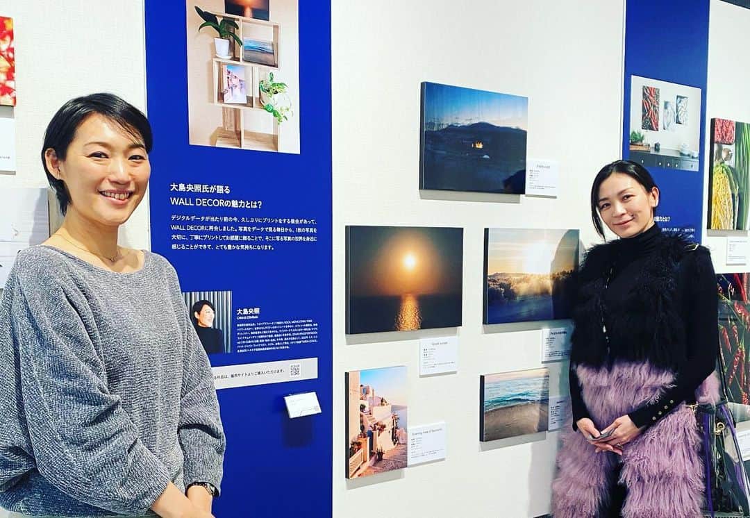 大島央照のインスタグラム：「先日、写真展示中のフジフィルムスクエアへ、京ちゃんと @miyakomiyazaki いってきました✨😊展示場所にいくと、写真に見入る一人の女性がおられて、嬉しく思っていた、その方は、かなり前から知っている友人で、10年以上ぶりに会えて来てくれて嬉しかったです✨  今回の展示は数点ですが、ほかの写真家さんの写真も楽しんでいただける機会。別スペースでは、たまたまキューバの写真展や、3月11日東日本大震災富士フイルム写真救済プロジェクト 「私たちがやってきたこと。そして、わかったこと。」の写真展示、カメラの展示etc..写真を知っていただける空間で楽しんでいただけるかと思います。  次回は2月27日13時ー14時在廊予定です。  ミッドタウンに来られた際は、ぜひお立ち寄りください✨  展示写真は全てご購入できまして、3月11日までsale価格でご購入できます。お部屋に飾っていただけると嬉しいです。  では、ステキな祝日に😊  #fujifilm #フジフィルムスクエア #walldecor  #写真 #photo  #photographer #写真を飾る #photograph #風景写真」