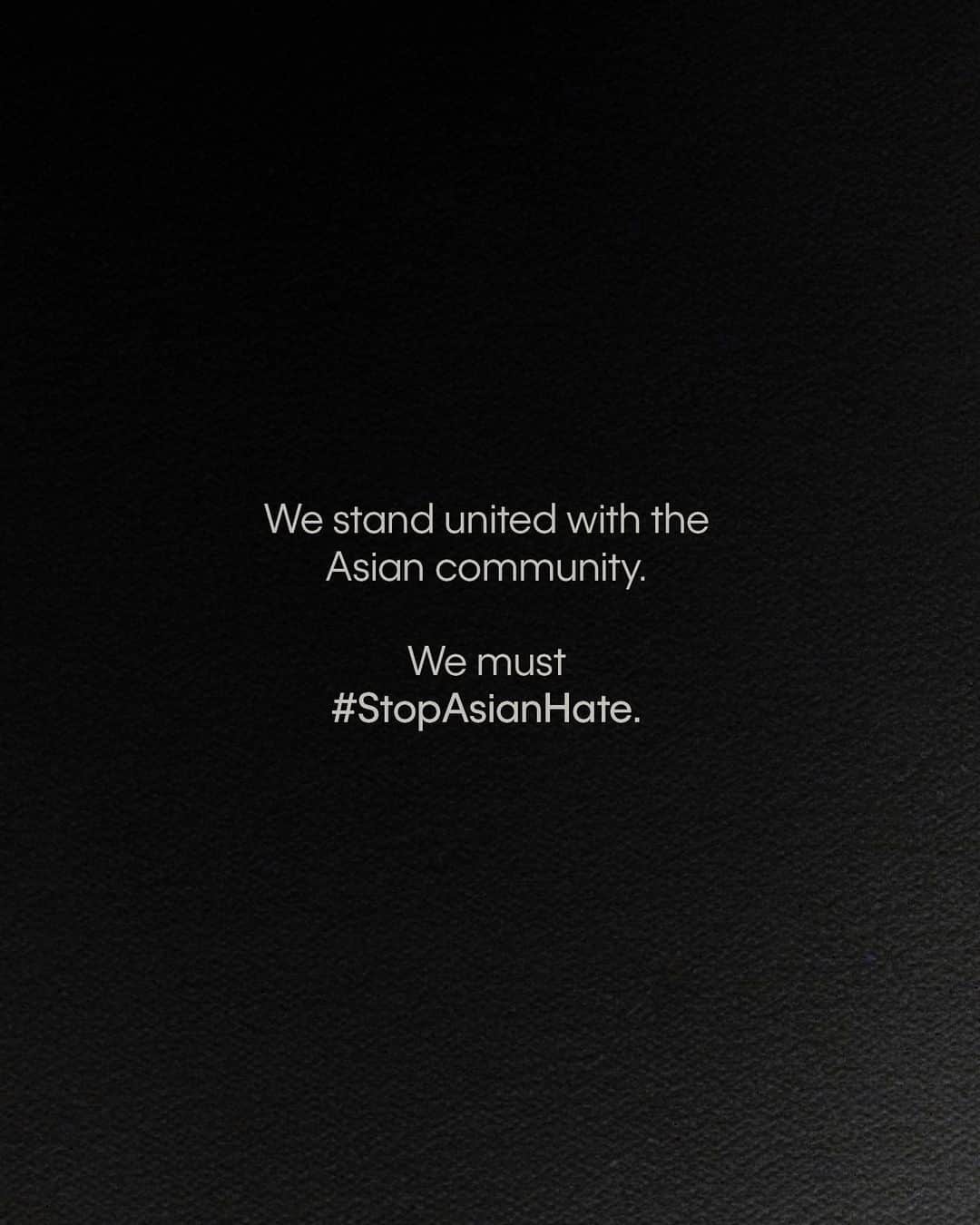 Calvin Kleinさんのインスタグラム写真 - (Calvin KleinInstagram)「We are outraged by the recent acts of violence and hatred against Asians in the U.S. At Calvin Klein, we are committed to fighting against racism and injustice and using our voice to stand up for what is right.  We stand united with the Asian community. We must #StopAsianHate.  For more resources, or to report an incident, visit @stopaapihate.」2月23日 8時54分 - calvinklein