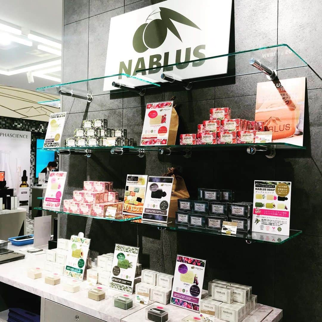 Nablus Japanのインスタグラム：「POP-UP STORE 開催中  マスクで肌の乾燥が余計に酷くなっていませんか。 ナーブルスソープは、乾燥対策の強い味方です。  渋谷スクランブルスクエアでは全種類販売中！  2月18日（木）〜3月3日（水）  渋谷スクランブルスクエア　 ショップ＆レストラン6階 +Ｑ（プラスク）ビューティー内　 Event Stage6Ａ  テスターもありますので、ぜひこの機会にお試しください。  #ナーブルスソープ #渋谷スクランブルスクエア  #東急渋谷  #ポップアップストア  #ポップアップショップ #popupshop  #popupstore  #オーガニック石鹸 #オーガニックコスメ  #オーガニックソープ」