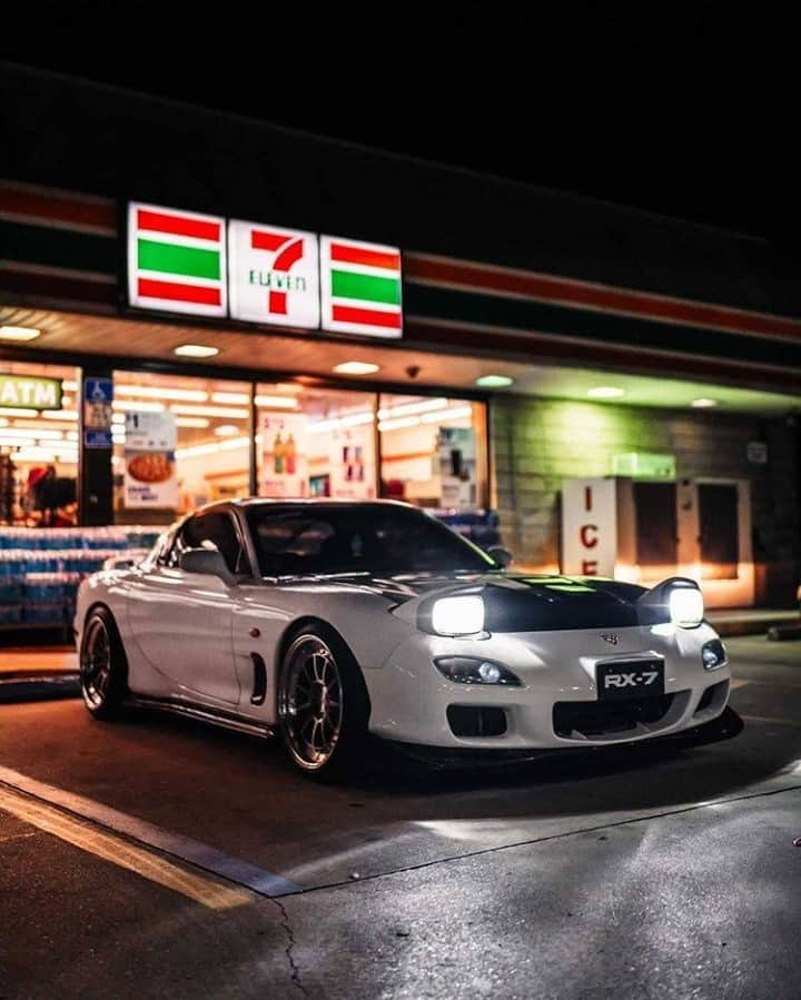 7-Eleven USAさんのインスタグラム写真 - (7-Eleven USAInstagram)「Neon 7-Eleven signs = prime car photo op lighting  📷:@awdthony @omaro.arw  #OnlyAt7Eleven」2月23日 9時00分 - 7eleven