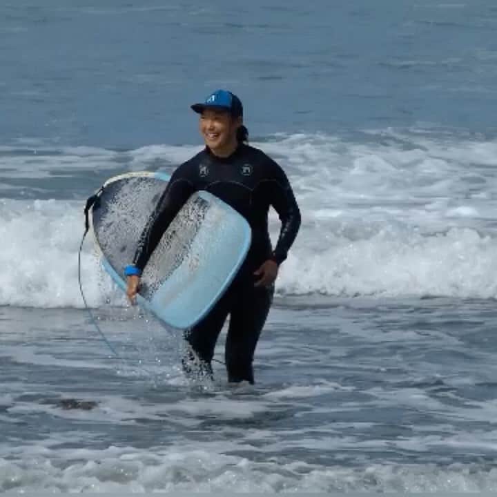 ティファニー・ヨハのインスタグラム：「Surf season is officially done and dusted 😭. Thank you everyone for putting up with all my subpar (pun intended) surfing clips for the last few months! Cruising into the 2021 @lpga_tour season. Florida bound! ✌🏻🤙🏼⛳️」