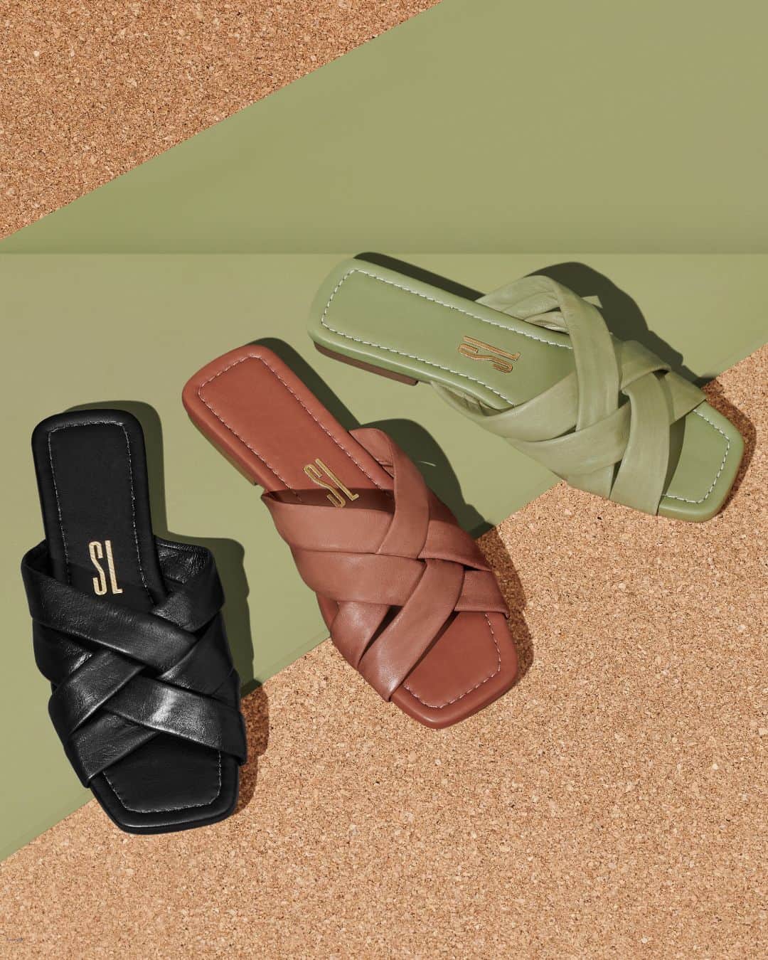 Santa Lollaのインスタグラム：「Quem aí assim como nós também ama uma flat macia e confortável? Nesta temporada ela vem com tiras transpassadas e o shape quadrado que moderniza ainda mais o design. É ou não é a opção certeira para estar sempre comfy com um toque de estilo? [ R$149,90 cada ] #santalollainv21 #flat #comfy #softleather」