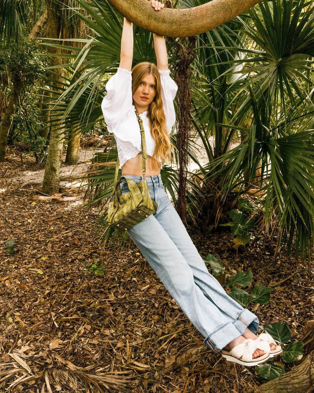 サムエデルマンのインスタグラム：「THE SS//21 COLLECTION.  The inspiration for the season is a journey in romanticizing our local surroundings and finding beauty in the comfort of our own homes. With a positive perspective we venture out of our normal routine to see what was once mundane in new light, and create a collection that brings exciting fashion to compliment our new laidback lifestyle.  This collection was shot by co-founder, fashion director, and brand muse Libby Edelman. With an innate ability to foresee and establish trends, Libby’s creativity, artistry, and hands-on approach brought the Spring 2021 Collection to life.   #SamEdelman  #Spring2021  #VentureOut」