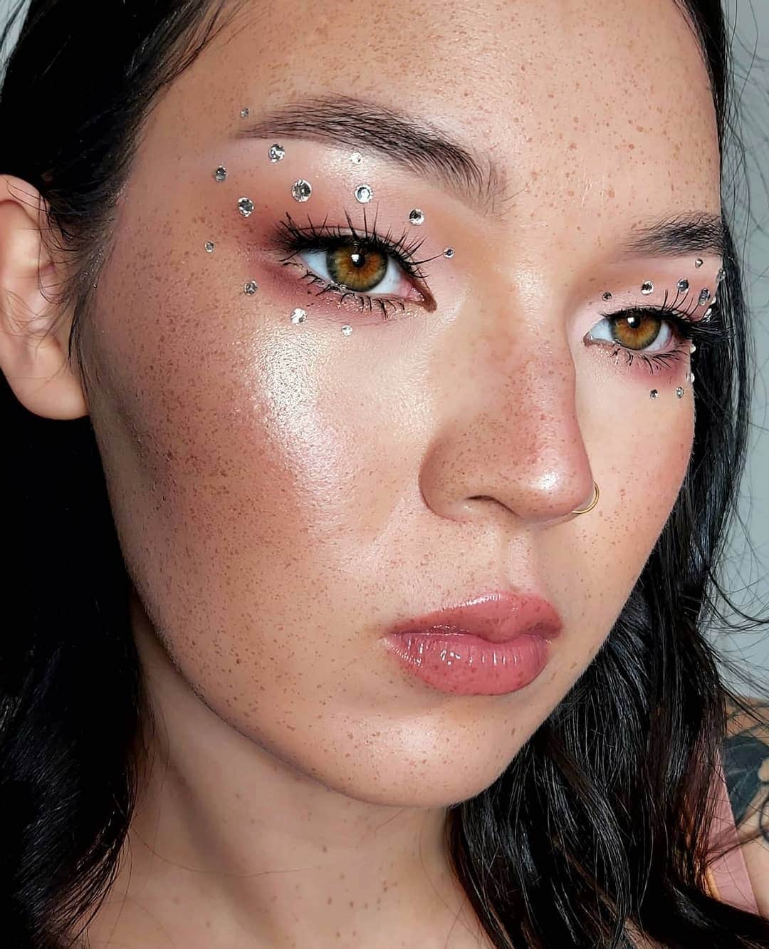 the Balmのインスタグラム：「Name a better champagne luminizer.. we’ll wait 😉 @yanagawi ✨  #mondayglam #thebalm #thebalmeu #thebalmcosmetics #makeup #beauty #glam #crueltyfreebeauty」