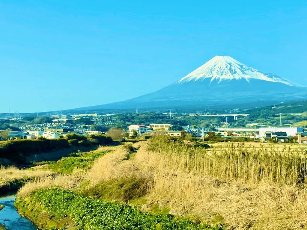 倉田雅世のインスタグラム：「やっぱり、いいよね。  #富士山の日 これは、約1年前に新幹線に乗った時のもの。 このあと、しばらく新幹線に乗れなくなる状況になってしまったのでした。」