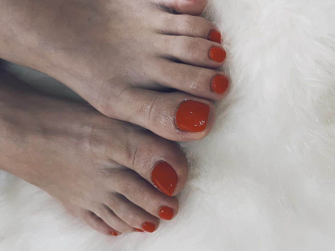 藤田敦子のインスタグラム：「ㅤ 実際の色はswipe👉 ㅤ クリアネイルにしたかっ ㅤ フットは明るめの朱色❤️ 悩みに悩んだのに、いざ決めるときの早さといったら💦 ㅤ そしてフットも、フィルインネイルにしてもらってる。 爪が薄くならなくてめちゃありがたい❤️ ㅤ この投稿を見た方限定で 新規ネイルを40%オフにしてくださいます💅 ご予約時は、このインスタを見たと お伝えください🙏」
