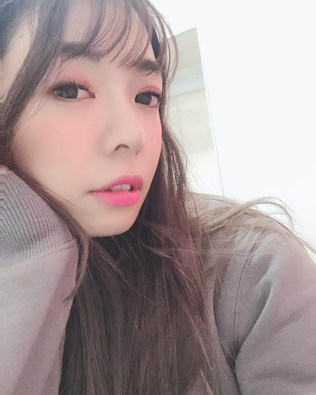 神崎美羽のインスタグラム：「去年の秋くらいにはまってた ピンクとボルドーのシャドウ。  もぉ飽きちゃったからいつものブラウンシャドウに戻りました😌  割とすぐ飽きる。  #selfie  #makeup #pink #pinkmakeup #japan」
