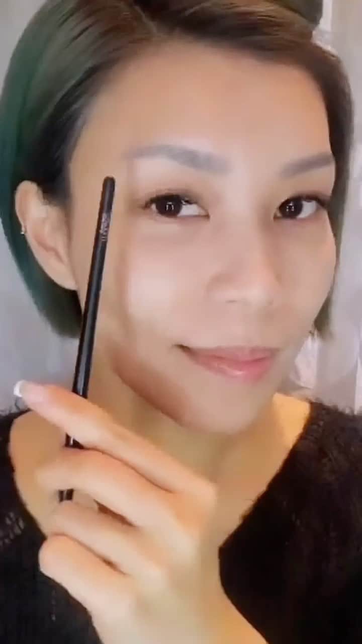 Motives Cosmeticsのインスタグラム：「The essentials for an effortless glam ✨ Sandy Lam used the @thalia X Motives BESOS Palette for eyes, lips AND cheeks💋 What are you missing in your makeup bag? Visit motivescosmetics.com to explore essentials💄  Product Breakdown:  🖤Motives Liquid Powder Mineral Foundation 🖤Motives Translucent Powder 🖤Motives Essential Brow Kit  🖤#Thalia X #motivescosmetics BESOS Palette   #makeupessentials #makeuptutorial #makeuplooks #simpleglam #makeupoftheday」