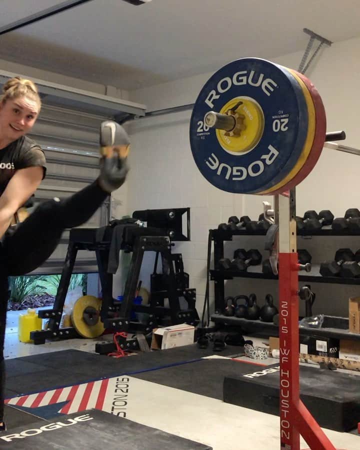 マッティ・ロジャーズのインスタグラム：「Weights moving slllooooowwwww this morning, but decent this afternoon! I would say the celebration is because I did a good jerk, but it’s mostly because I still haven’t died reracking jerks every Monday some how. Is it making me stronger? Probably. Is it making me tougher? YEP. Is it terrifying? Oh heeeelllllll yeah (138kg//125kg)  @romwod  @roguefitness  @2poodperformance “MATTIE10”」