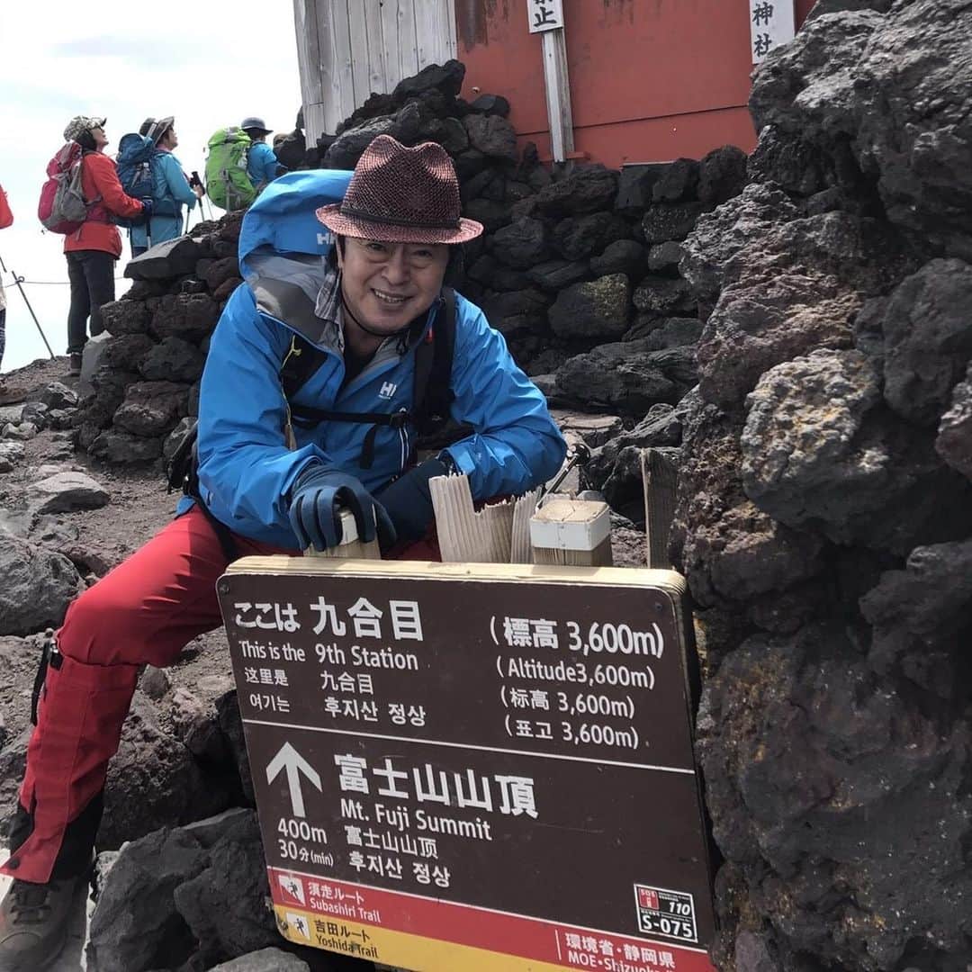 水木一郎さんのインスタグラム写真 - (水木一郎Instagram)「今日は天皇誕生日。爽やかな朝です。そして語呂合わせでは富士山の日。いつまた登山出来るのかな〜？ギターのJOEくんと登った時の写真。運良く天気も良くて最高でした。 #天皇誕生日  #富士山の日  #joeくん  #水木一郎  #ichiromizuki」2月23日 9時16分 - ichiromizuki