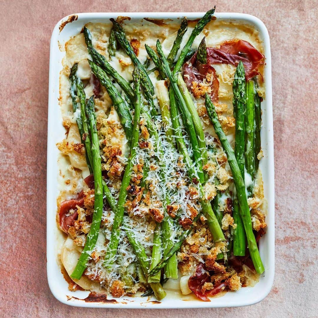 マーサ・スチュワートさんのインスタグラム写真 - (マーサ・スチュワートInstagram)「Is anything better than a decadent potato gratin? Yes: a potato gratin with asparagus and prosciutto. The sweet, grassy undertones of goat cheese and sharp Pecorino Romano compliment this side-turned-dinner dish beautifully and will have the whole family asking for seconds. Get the recipe at the link in bio. 📷: @conpoulos_photographer」2月23日 9時17分 - marthastewart