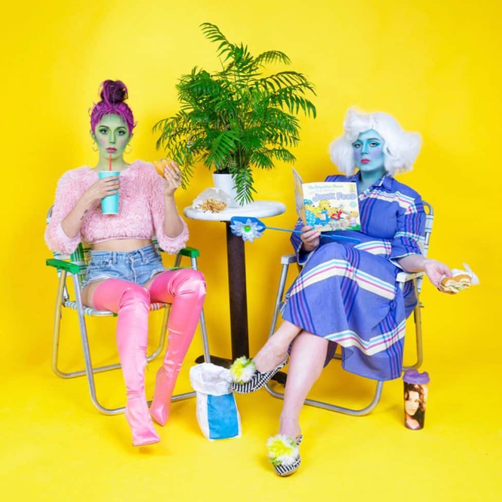 キルスティン・ダンストのインスタグラム：「Glad our friends in Texas made it through. If you’re looking for something great and new to listen to check out @popecoke 🧚🏻‍♀️🪴🧚on Spotify 📷@jxnart」