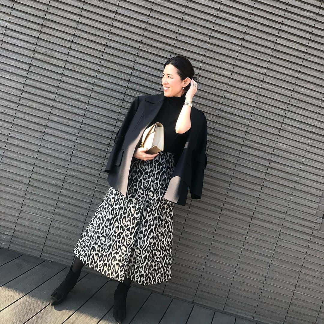 大草直子さんのインスタグラム写真 - (大草直子Instagram)「おはようございます。マヤの発表会へ。張りがあって、テントのように広がるスカートは、最近のお気に入り。随分前のセリーヌのショートコートに、自分が欲しいものを作ったAMARC STOREのタートル、冬のセールで手に入れたESTNATIONのスカート。買った場所もブランドも、プライスも。混ぜて組み合わせて、また違うおしゃれを発見する。やっぱり好きだ。 #celine #amarcstore #estnation  #manoloblanik  #burburry  #最後の写真は #リオが #ママの真似 #とポーズをとる前 #マヤの歌声は #それはそれは心に沁みました #10歳でよくあんなに #情感を込められるな」2月23日 9時25分 - naokookusa