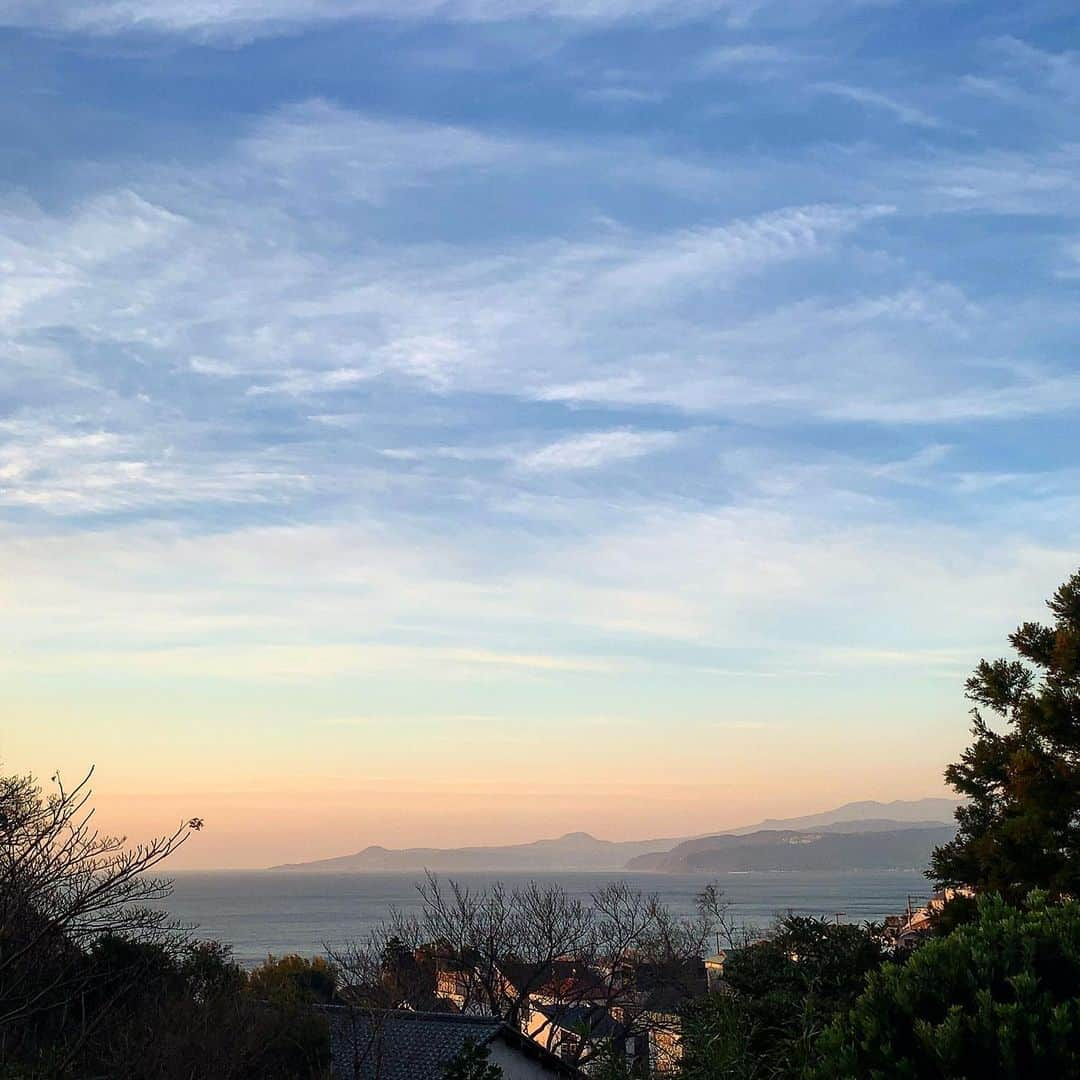 池内万作さんのインスタグラム写真 - (池内万作Instagram)「今朝の空。 すっかり春っぽいのがちょっと怖い。 もうちょい冬には頑張って欲しいっす。 ま、休日にはいいかもですけどね♪ さて、もうちょいセリフやったら撮影とかしようかな。 皆さまも楽しい一日をお過ごしください(｀_´)ゞ #空でした」2月23日 9時26分 - mandeshita