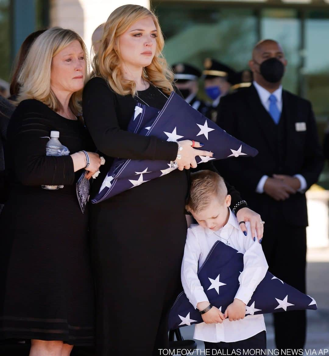 ABC Newsさんのインスタグラム写真 - (ABC NewsInstagram)「Nole Bergenske Penton and her son, Cashton, hold the folded U.S. flags given to them by Dallas Police Chief Eddie Garcia after a funeral service for her husband, Dallas Police Officer Mitchell Penton, who was killed in a crash involving a drunk driving suspect.」2月23日 9時28分 - abcnews