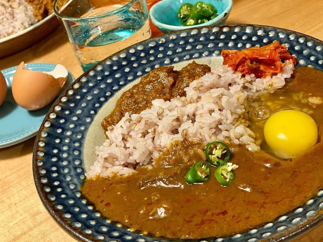 迫田愛子のインスタグラム：「手抜きしたい時の最強コンビ🍛﻿ ﻿ @nikuyama29 さんプロデュース #肉山カレー﻿ ＆﻿ カレーマン @curryman_jp プロデュースの #ダシカレー @dashicurrytokyo ﻿ ﻿ 幸せ❤️﻿ ﻿ ﻿ #AIKO食堂 #aikocooking #cooking #料理 ﻿ #おうちごはん #和食 #japanesefood #instafood #instadelicious #homeparty﻿ #ママ #mammy #baby #babyboy #男の子ママ#3歳 #8月生まれ」