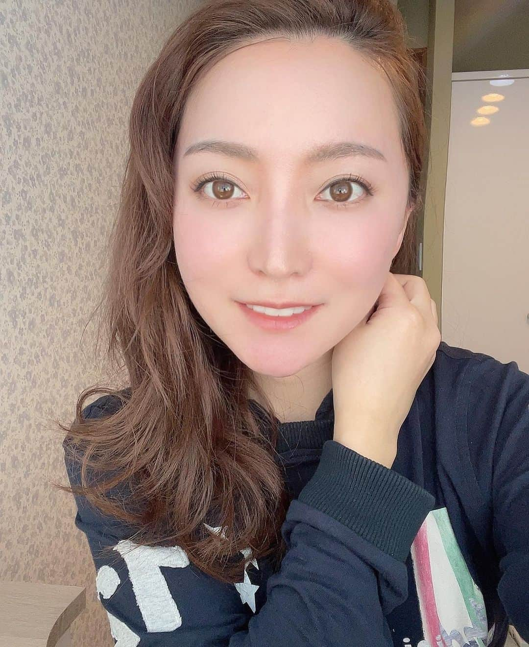 加藤綾菜さんのインスタグラム写真 - (加藤綾菜Instagram)「明日から、テレビ撮影があるのでマツゲパーマ行ってきました💕 今年初めて😭行けてよかった♡ 担当のミラツさんにYouTubeも頑張ってね👍ってエプロンもプレゼント頂きました🥰 #ミラツさん #マツゲパーマ #素晴らしい店舗 #選ばれた💕 #恵比寿 #徒歩2分」2月23日 9時29分 - katoayana0412