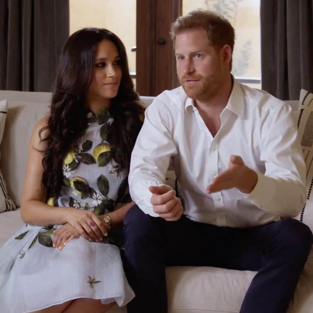 People Magazineさんのインスタグラム写真 - (People MagazineInstagram)「Meghan Markle and Prince Harry made their first appearance after two major announcements. After sharing on Valentine's Day that they are expecting their second child and Buckingham Palace's confirmation last week that the couple won't return as working members of the royal family, Meghan and Harry made a surprise appearance at Spotify's Stream On event where they talked about their new podcast. Tap the link in bio for more details. 📷: Spotify/YouTube」2月23日 9時41分 - people