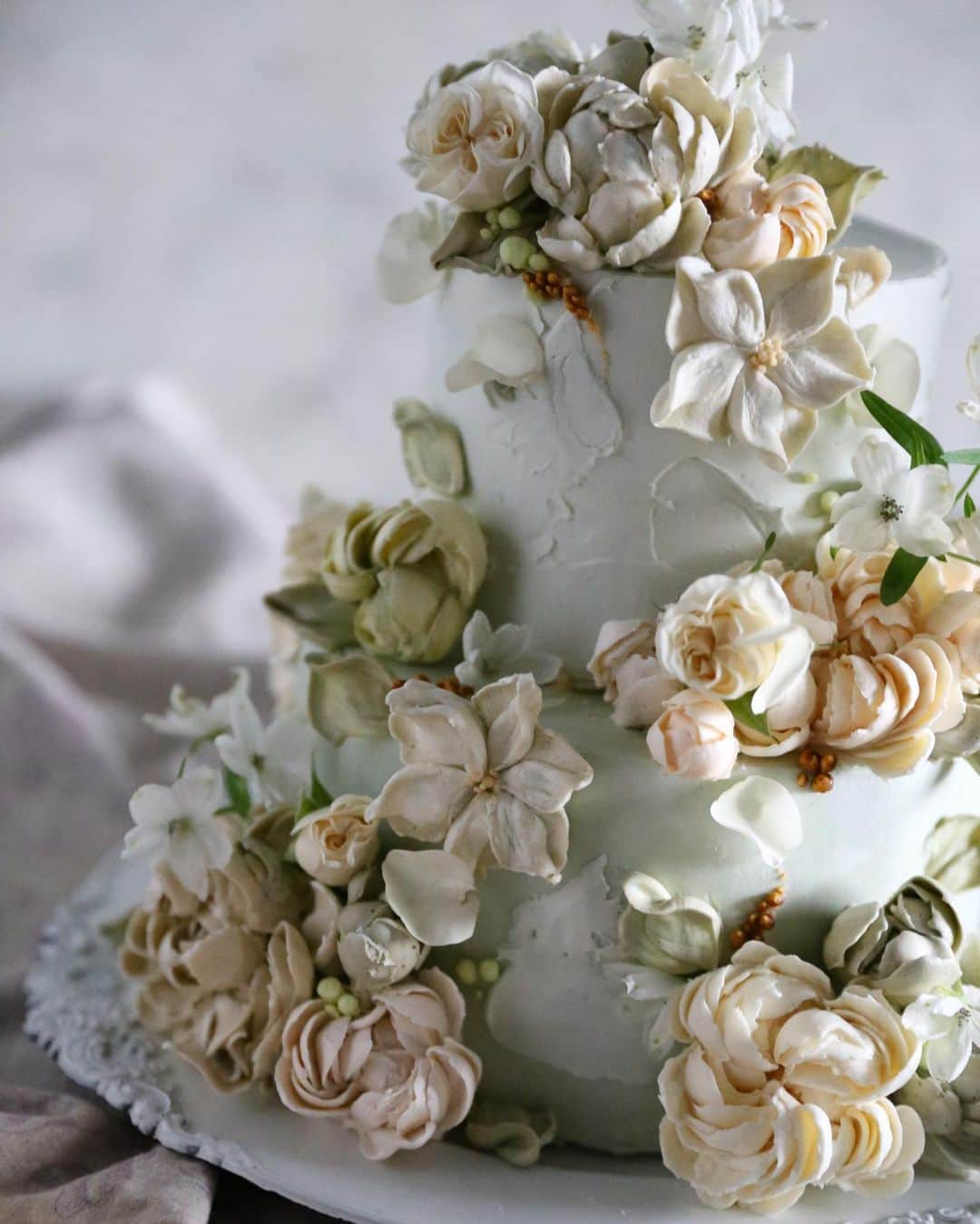 청담 수케이크 (atelier soo)さんのインスタグラム写真 - (청담 수케이크 (atelier soo)Instagram)「ㅡ White chocolate cream⚜️ Mint&Ivory wedding 온라인수업준비중에 만든케이크.두가지색으로 웨딩풀기 ㅡ #flower #cake #flowercake #partycake #birthday #bouquet #buttercream #baking #wilton #weddingcake #Weddingsoo ㅡ www.soocake.com vkscl_energy@naver.com」2月23日 9時38分 - soocake_ully