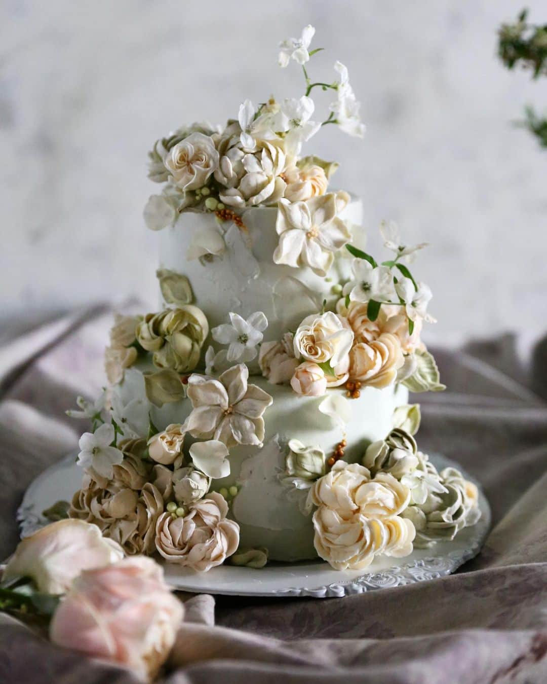 청담 수케이크 (atelier soo)のインスタグラム：「ㅡ White chocolate cream⚜️ Mint&Ivory wedding 온라인수업준비중에 만든케이크.두가지색으로 웨딩풀기 ㅡ #flower #cake #flowercake #partycake #birthday #bouquet #buttercream #baking #wilton #weddingcake #Weddingsoo ㅡ www.soocake.com vkscl_energy@naver.com」