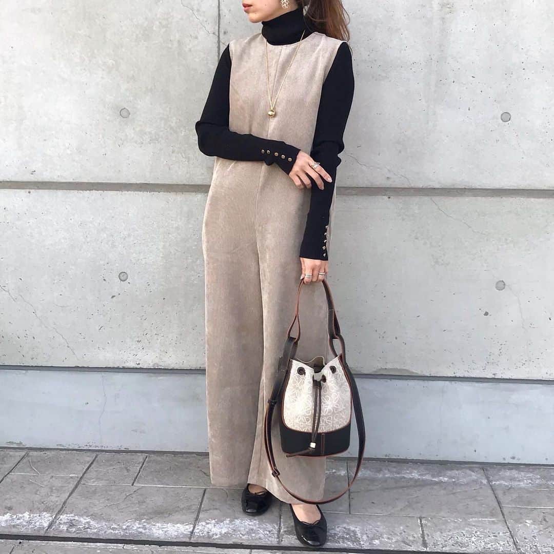 mario_dozonoのインスタグラム：「* 🐐🐃✔️ beige × black…❤︎ * 久々にタイプのサロペットを @classicalelf_official で見つけた☺️✨ ストレッチの効いてるコーデュロイ素材で、息子を追いかけ回すのにも最適笑🏃‍♀️💨 * コーデュロイのピッチが細めだからきれいめに着れるのも嬉しい❤︎ * もう少し暖かくなったらロンTと合わせる予定😘 * * overalls… @classicalelf_official knit… titivate bag… loewe shoes… chanel * * * #outfitoftoday #classicalelf #pr #chanelshoes #loewe #loewebag #今日の服 #クラシカルエルフ #エルフコーデ #サロペット #オールインワン #ワイドシルエット #オーバーオール #オーバーオールコーデ #タートルネックニット #タートルニット #ロエベ #ロエベバッグ #アラフォーママコーデ #大人シンプルコーデ #ママコーディネート #プチプラコーデ #大人女子コーデ #30代コーデ #アラフォーファッション #ロカリ #春コーデ」