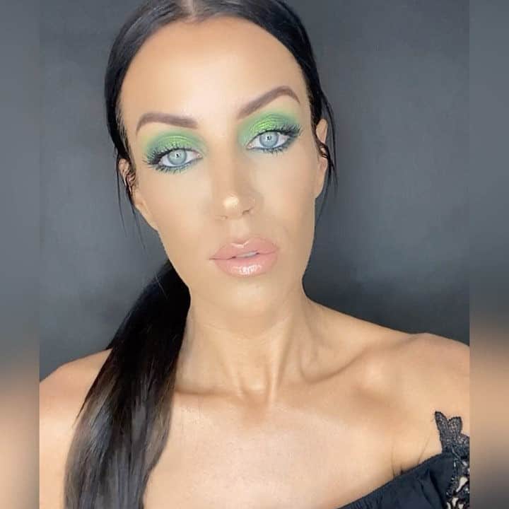 LORACのインスタグラム：「#repost @carlenekmakeup earthy glow vibes 💚✨ in LUX Diamond Golden Hour Palette - link in bio   #LORAC #LORACCosmetics」