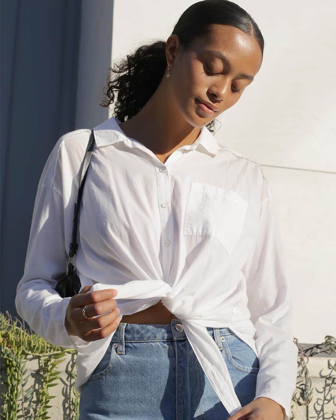 のインスタグラム：「Effortlessly chic in the front 👉plus a knit back body and sleeves for all day comfort 🤩Swipe all the way for some model-off-duty #outfitinspo  @pariahcar3y」