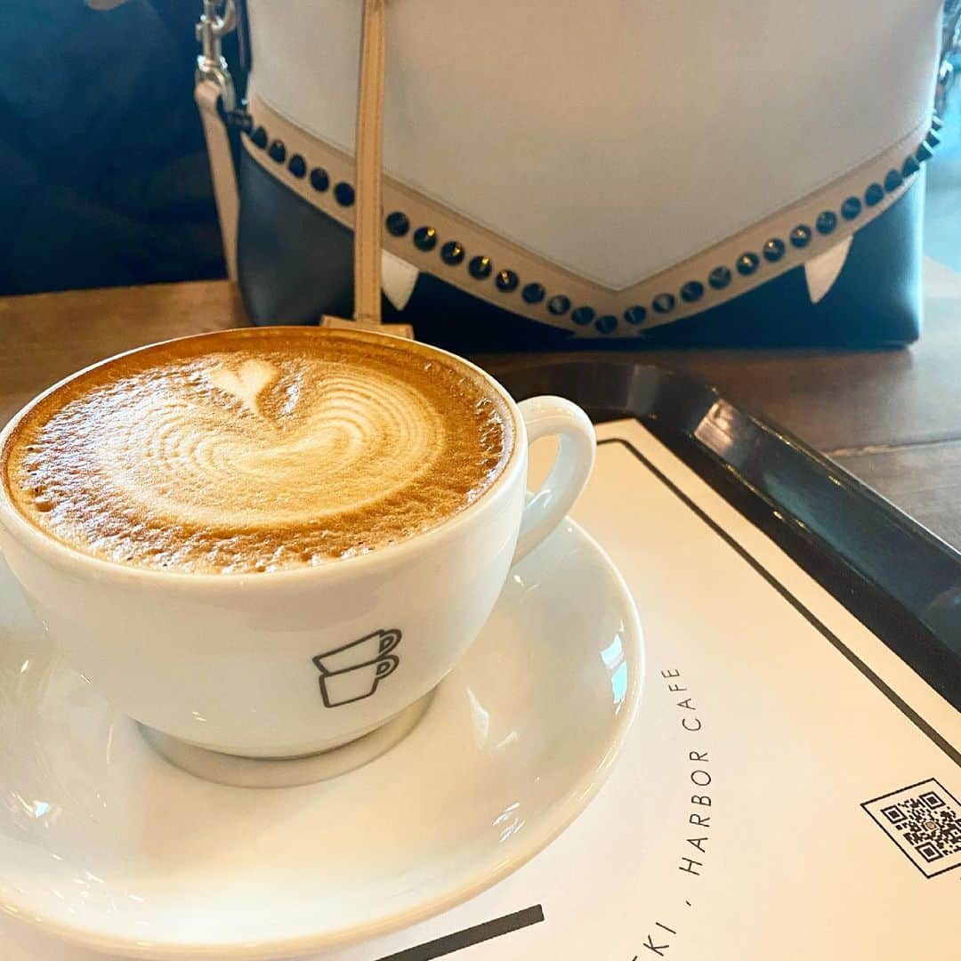 中村かなのインスタグラム：「朝からチョコのリキュール入りの☕️」