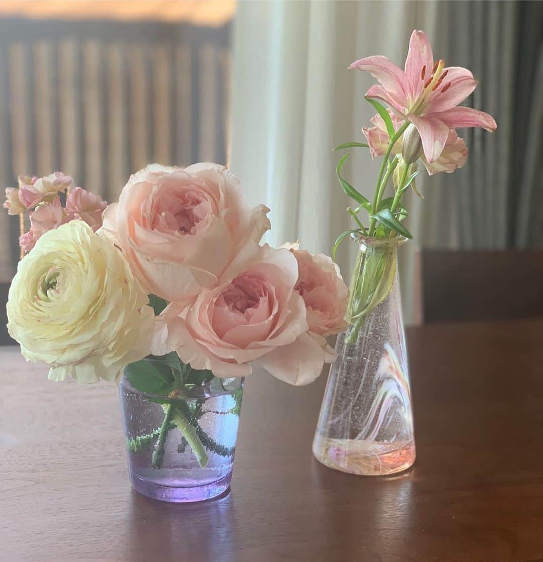 のインスタグラム：「誕生日に頂いたお花がまだまだ元気🌱 花瓶とグラスは絢と北海道旅行で購入。 懐かしいなぁ☺︎」